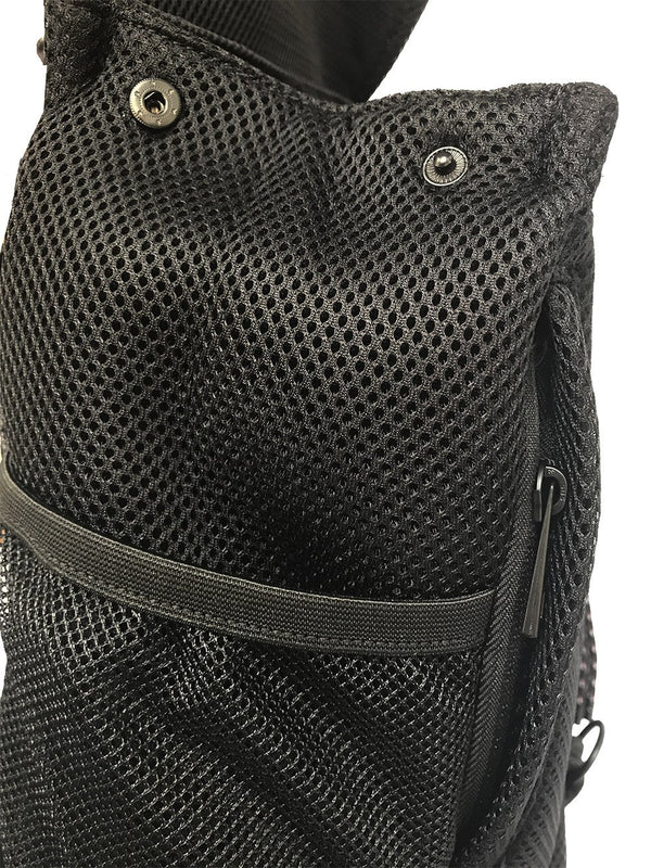 Side snaps allows you to make the backpack smaller or larger